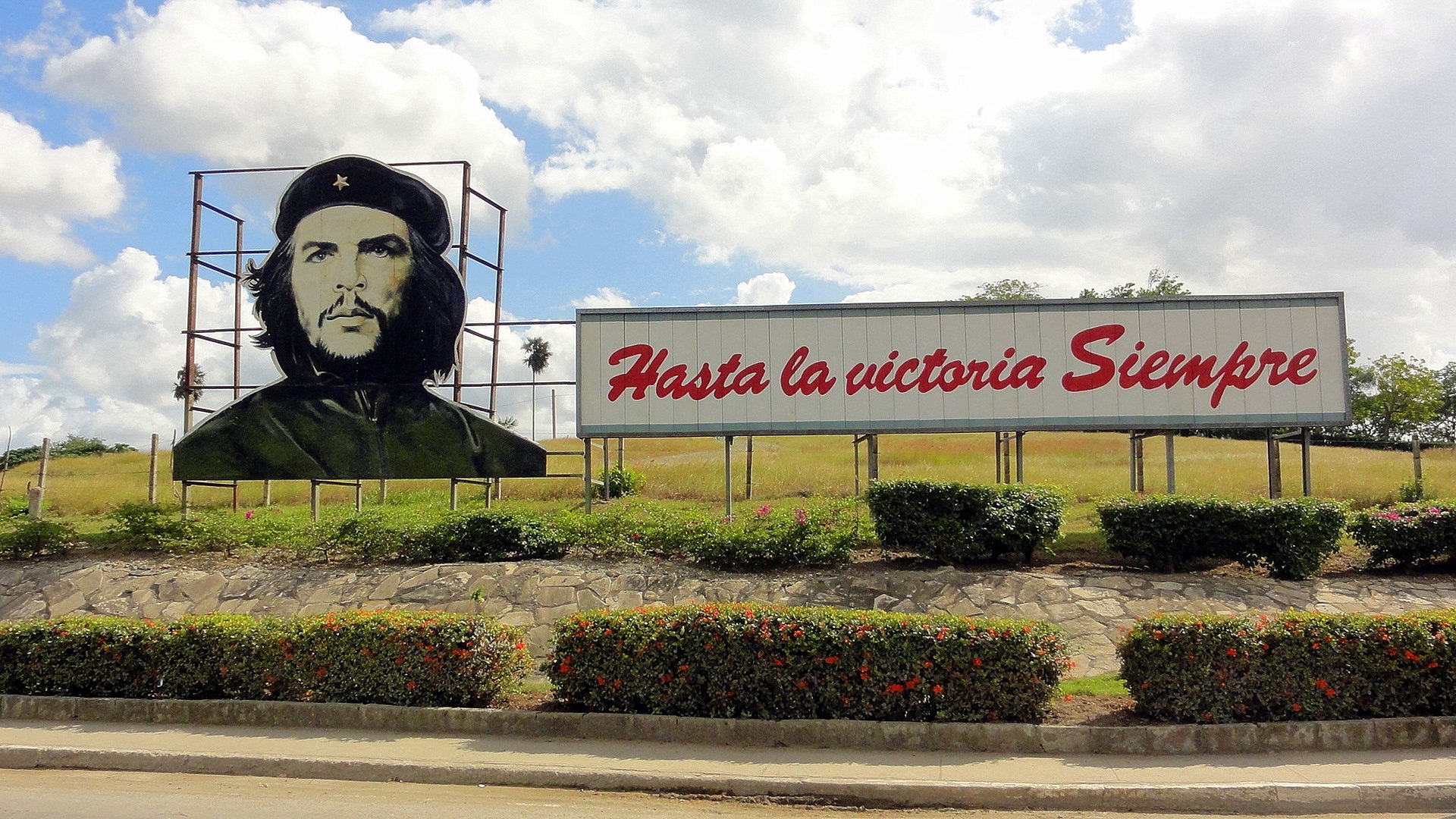 Roadside billboard reading Hasta la victoria Siempre